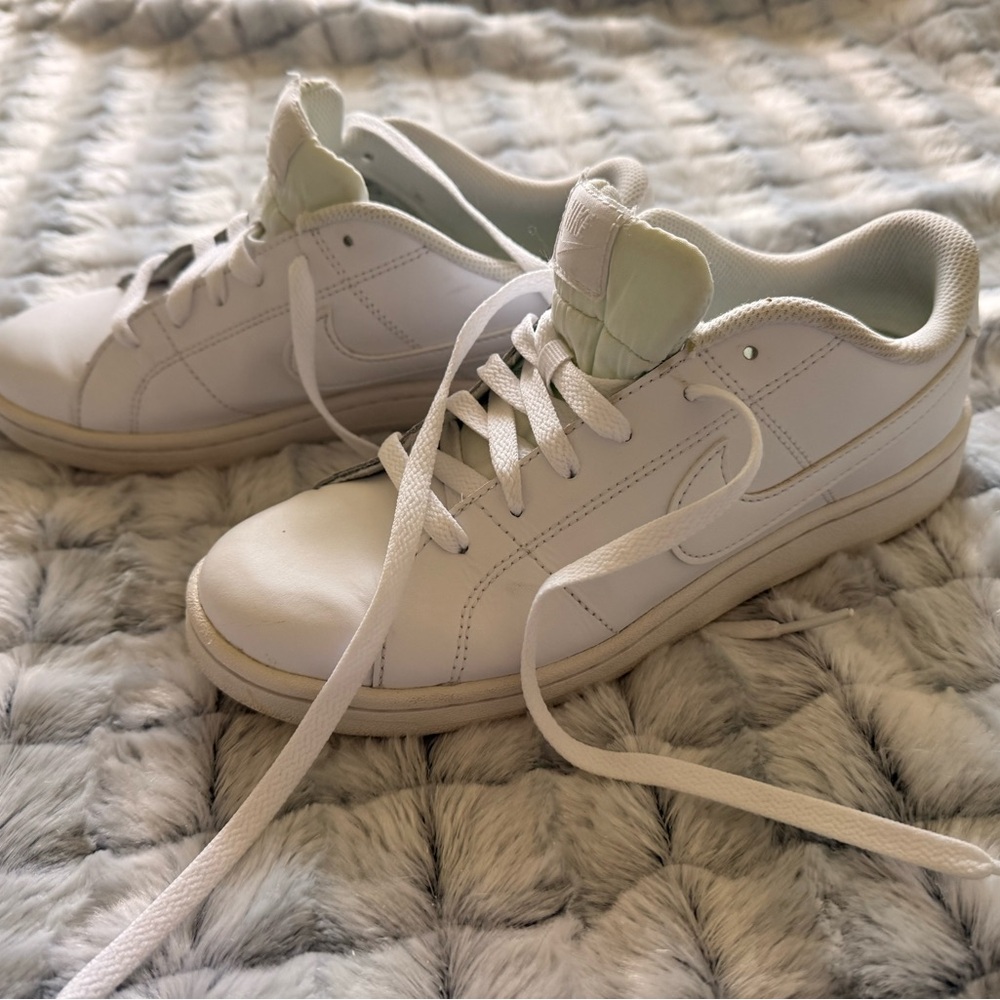 NIKE Court Royal 2 - Triple White size 8